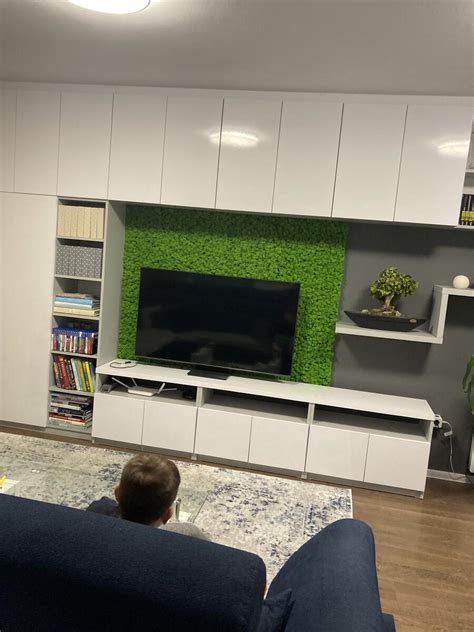 Zelená akcentná stena v obývačke