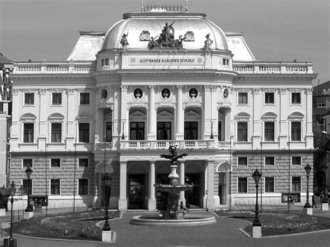 Vápenná fasáda historickej budovy