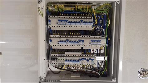 Typický domový rozvádzač s umiestnenými ističmi