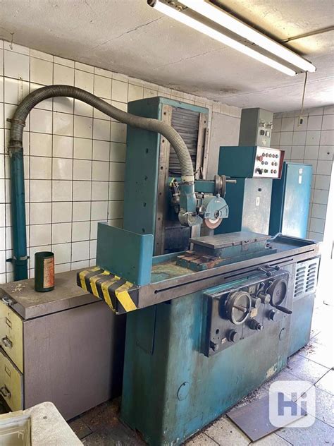 Detail ochranného krytu a opierky materiálu na dvojkotúčovej brúske
