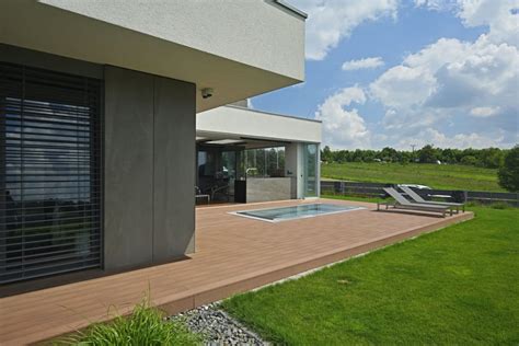 Terasa z polygonálnych kamenných dosiek