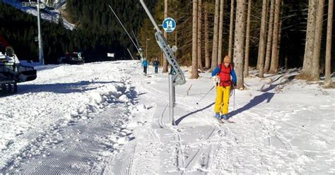 Moderný zasnežovací systém na lyžiarskej zjazdovke