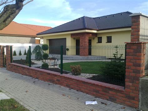 Tehlový plot s bielymi fľakmi od vysolenia