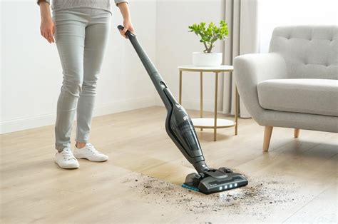 Rodina užívajúca si voľný čas, zatiaľ čo robotický vysávač s mopom upratuje
