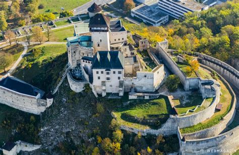 Historický kanón na Trenčianskom hrade pred odstránením