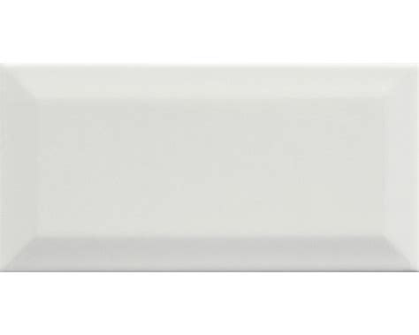 Biele metro dlaždice na obklade vane