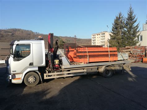 Dodávka stavebného materiálu hydraulickou rukou