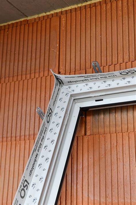 Detailné znázornenie kotvenia rámu pomocou kotviacich plechov