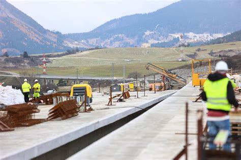 Fotografia prebiehajúcich stavebných prác na moste