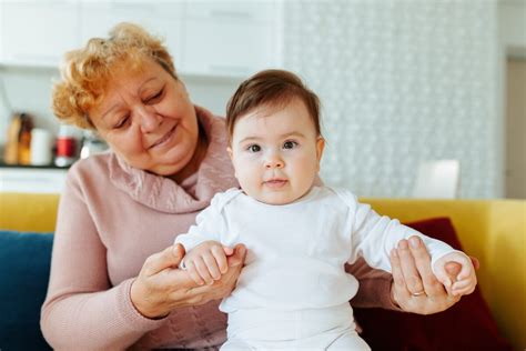 Žena v seniorskom veku s dieťaťom