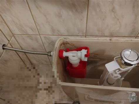 Detailní pohled na demontáž ventilu v nádržce WC kombi