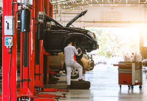 Autoservis s mechanikom kontrolujúcim výfukový systém