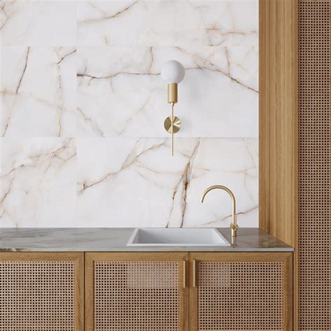 Lesklý biely mramorový obklad krbu