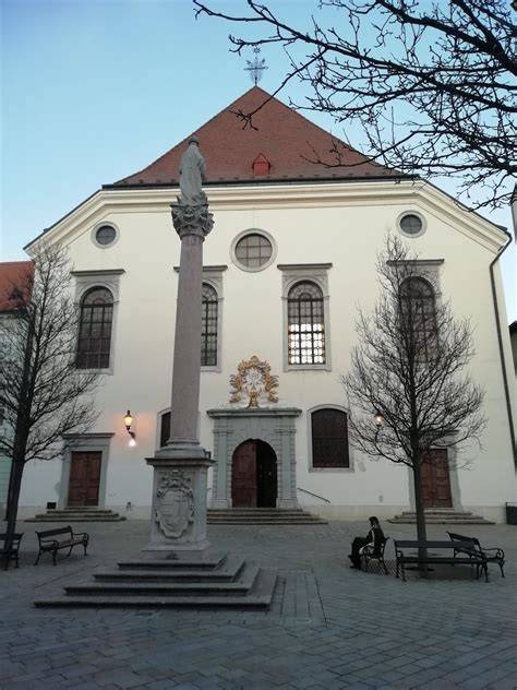 Historický exteriér Blumentálskeho kostola v Bratislave