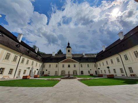 Panoramatický pohľad na obec Svätý Anton s kaštieľom